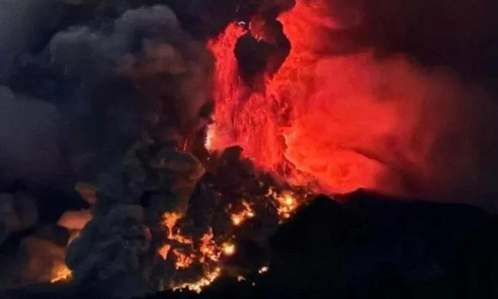 Προειδοποίηση για τσουνάμι μετά από την έκρηξη ηφαιστείου στην Ινδονησία